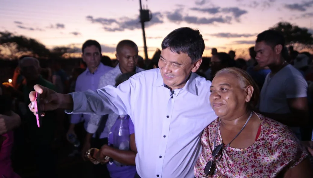 Wellington Dias tira foto com eleitora