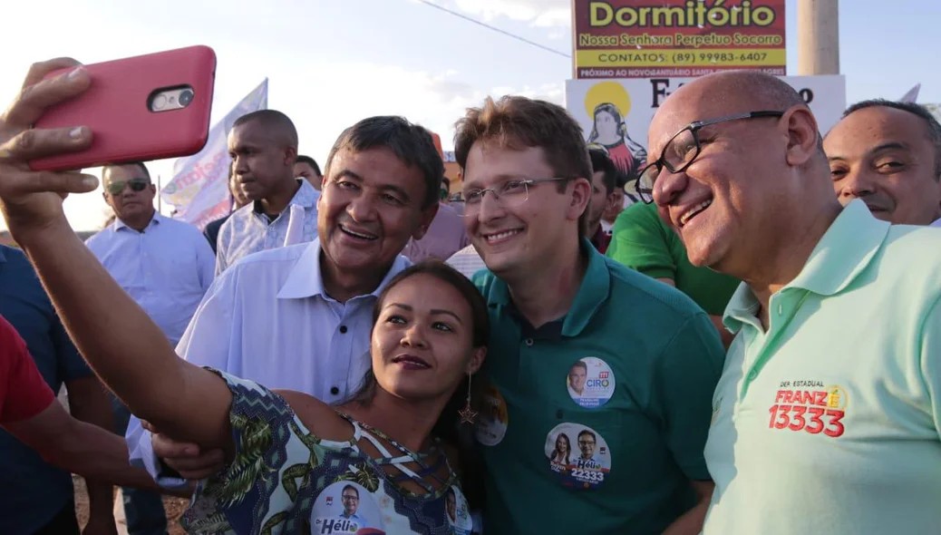 Wellington e Franzé tiram fotos com eleitores