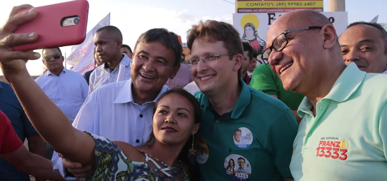 Wellington e Franzé tiram fotos com eleitores