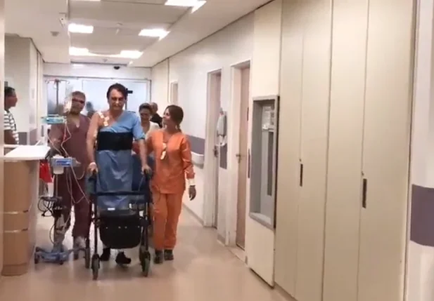 Bolsonaro caminha no hospital