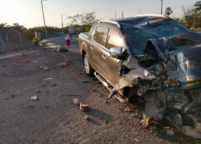 Carro ficou com a frente destruída