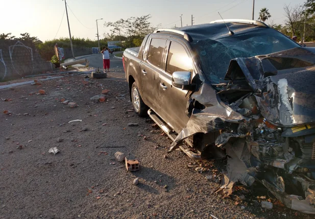 Carro ficou com a frente destruída