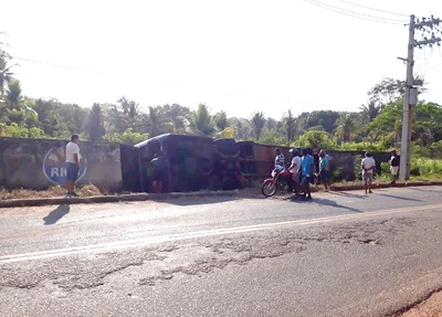 Ônibus tombou na zona sudeste de Teresina