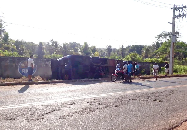 Ônibus tombou na zona sudeste de Teresina