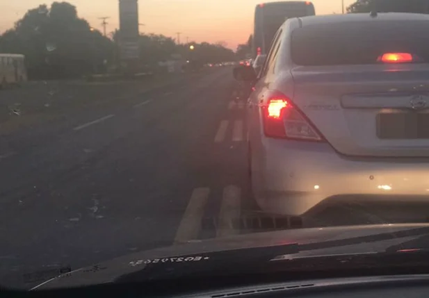 Trânsito na rodovia devido ao acidente
