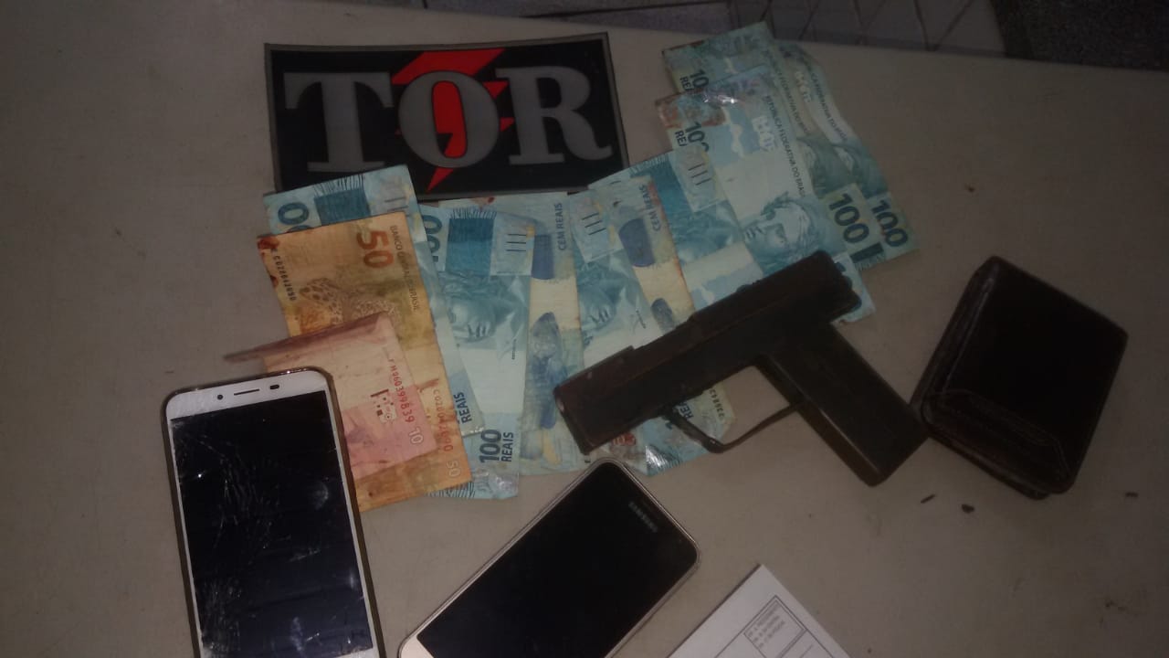 Arma, celulares e dinheiro encontrado com o menor