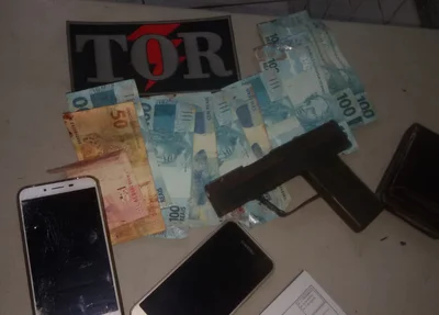 Arma, celulares e dinheiro encontrado com o menor