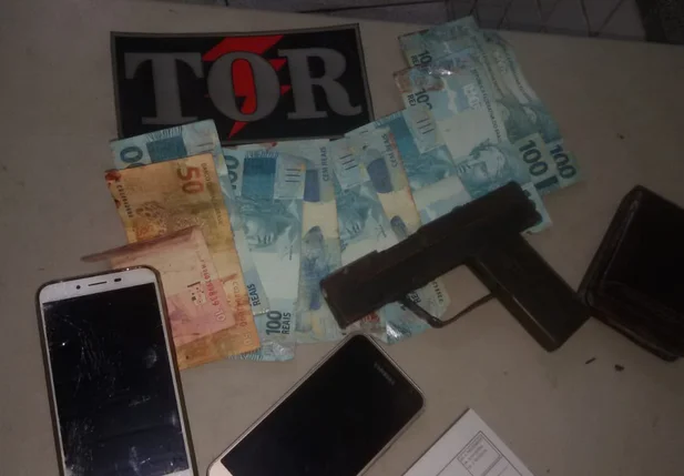 Arma, celulares e dinheiro encontrado com o menor