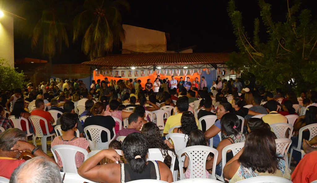 Dezenas de pessoas participam do encontro