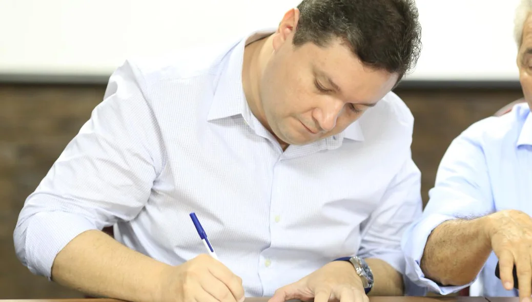 Fábio Sérvio assinando manifesto