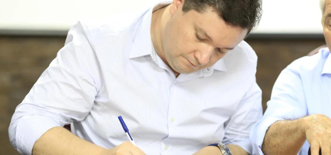 Fábio Sérvio assinando manifesto