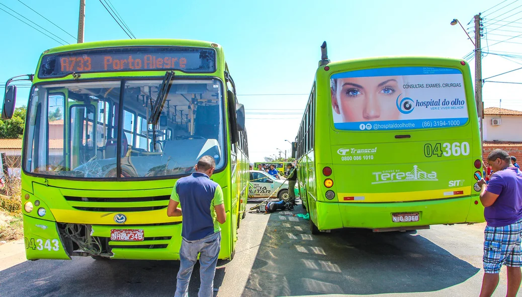 Ônibus envolvidos no acidente
