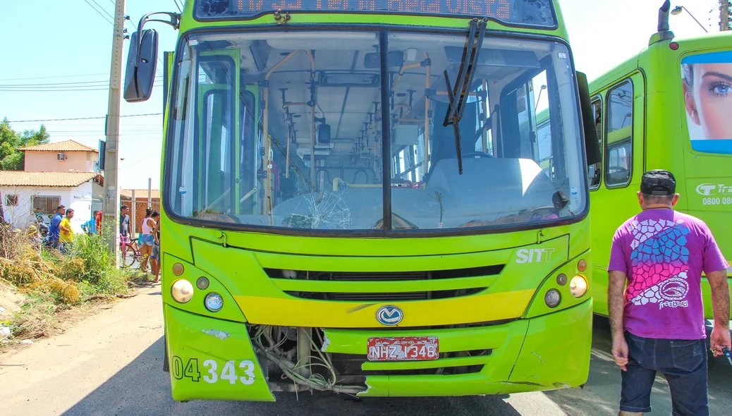 Ônibus que colidiu com o motoqueiro