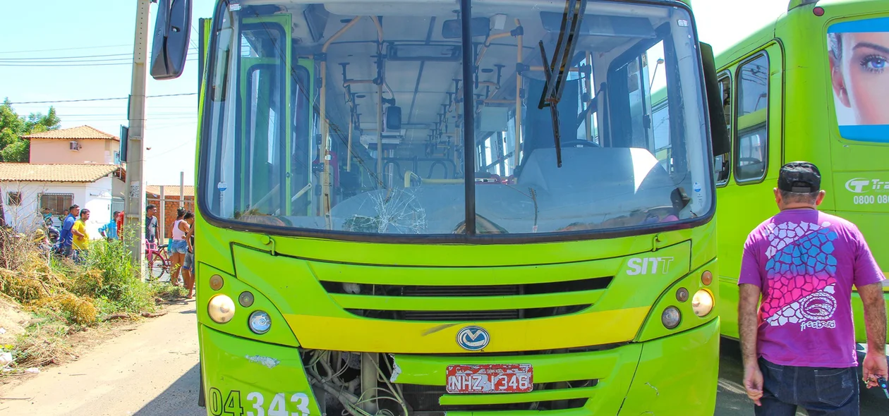 Ônibus que colidiu com o motoqueiro
