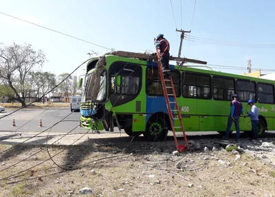 Ônibus que faz linha para a zona sudeste colidiu em um poste