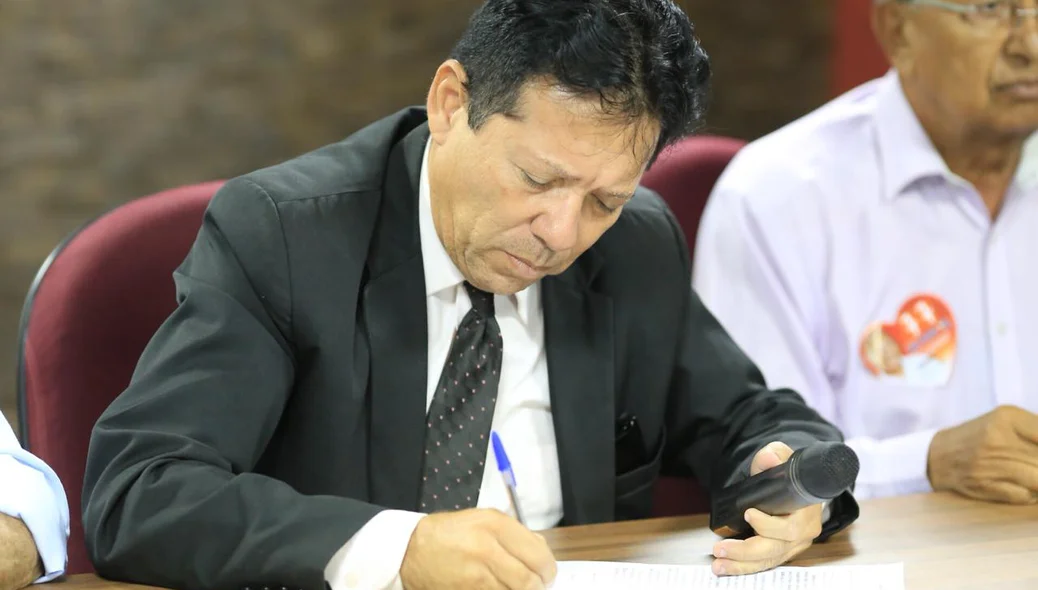 Romualdo Seno assina manifesto