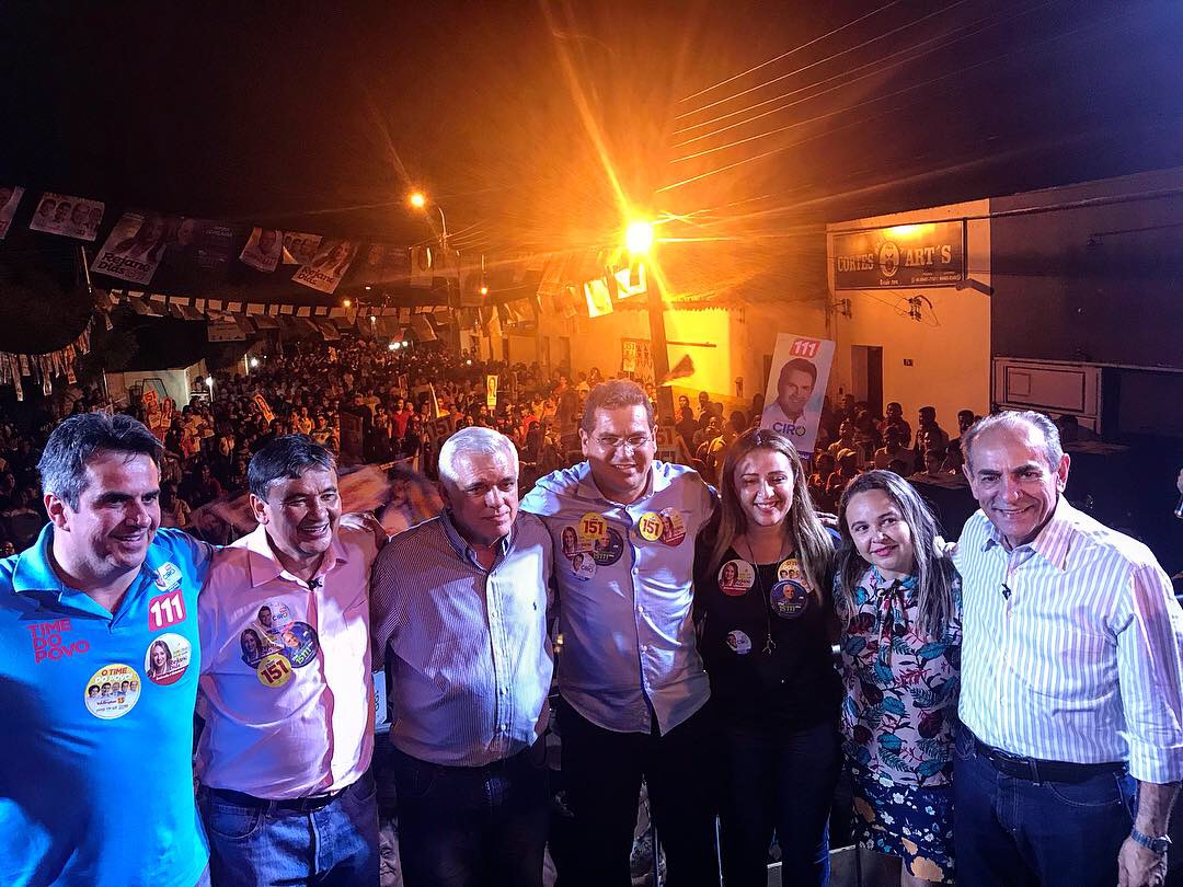 Wellington Dias, Ciro Nogueira, Themístocles Filho, Marcelo Castro e outras autoridades durante comício em Demerval Lobão