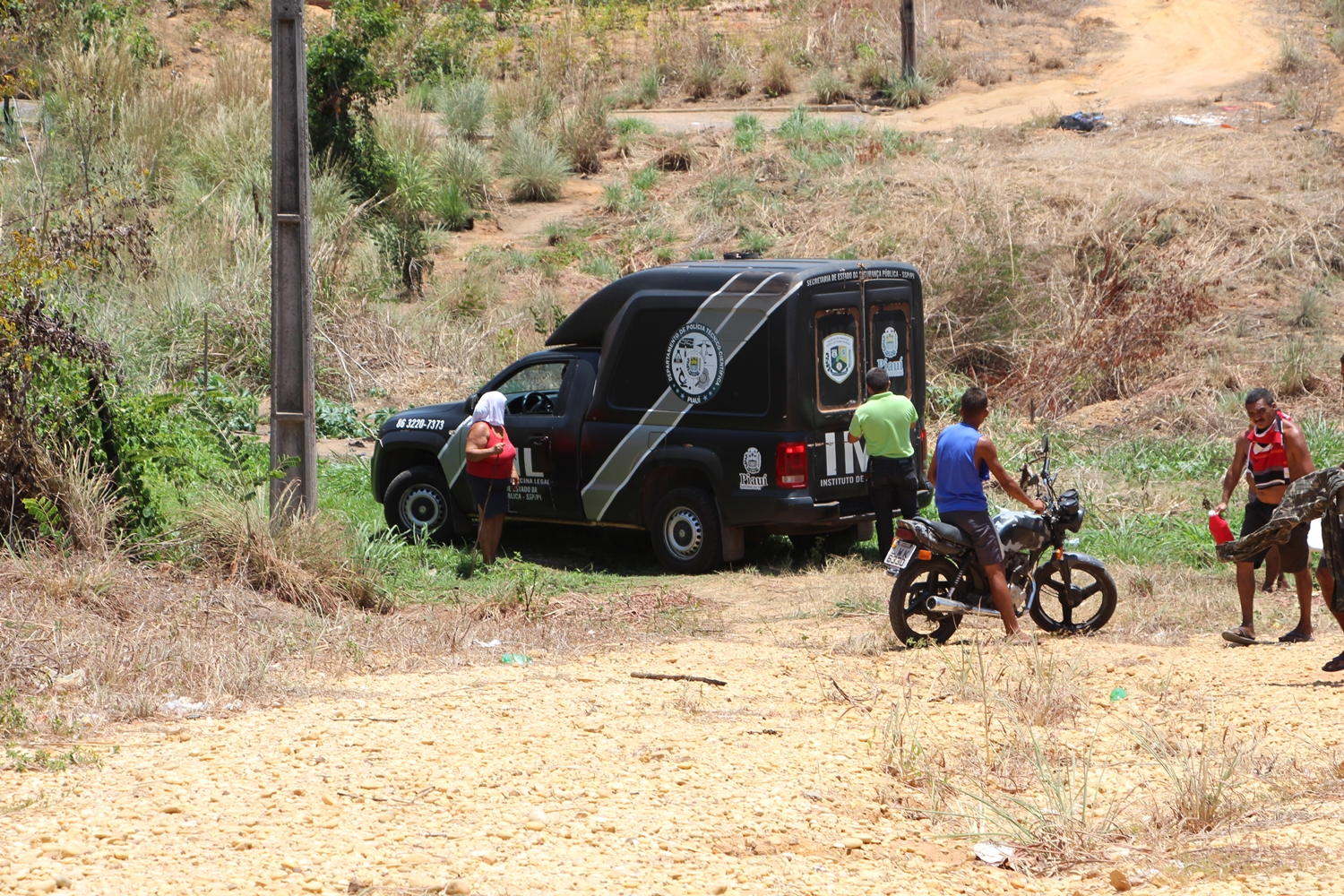 O IML junto com familiares fizeram a retirada do corpo do local