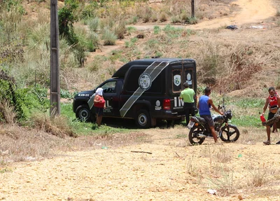 O IML junto com familiares fizeram a retirada do corpo do local