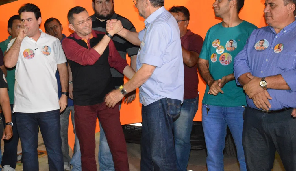 Padre Walmir cumprimenta Wilson Martins
