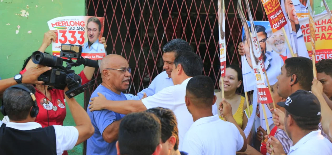 Wellington conversa com morador