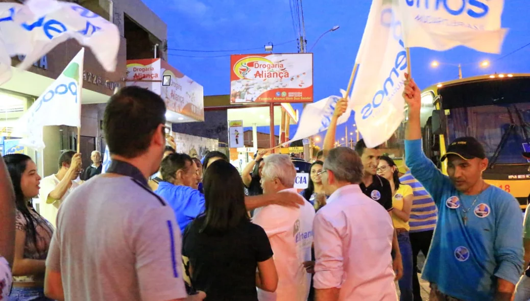 Apoiadores do candidato ao Governo Elmano Férrer concentrados antes de carreata