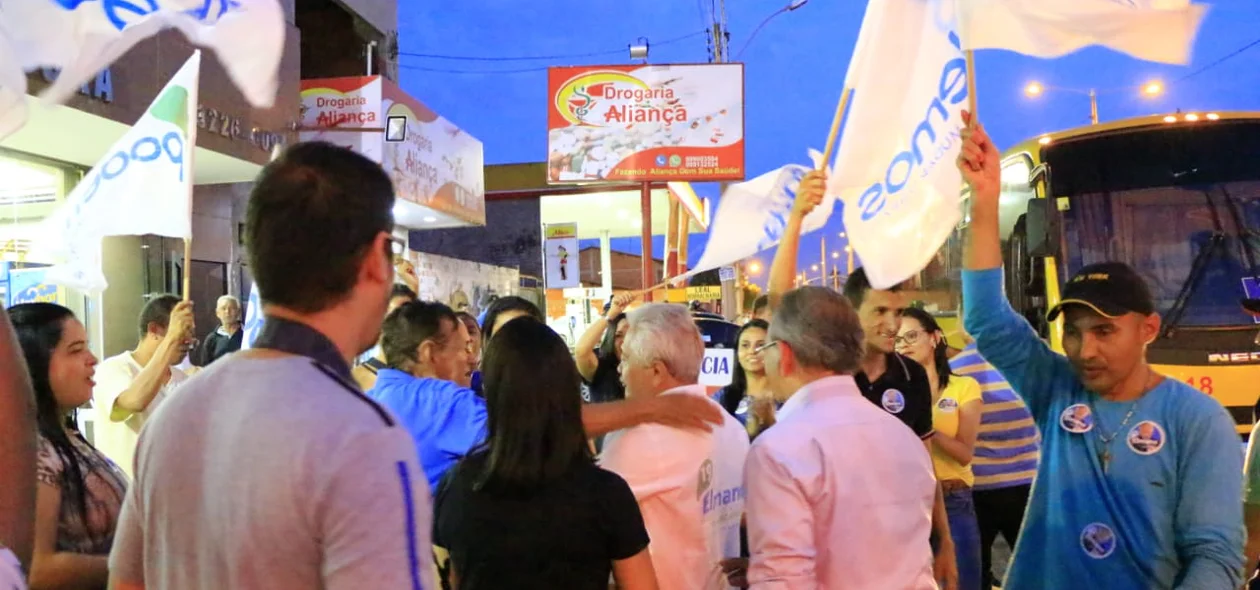 Apoiadores do candidato ao Governo Elmano Férrer concentrados antes de carreata