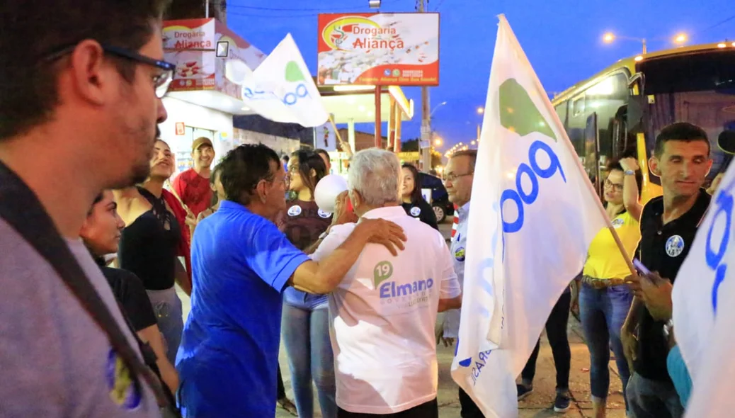 Candidato ao Governo Elmano Ferrer junto com apoiadores 