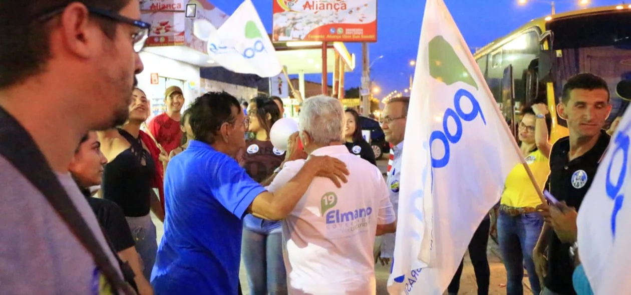 Candidato ao Governo Elmano Ferrer junto com apoiadores 