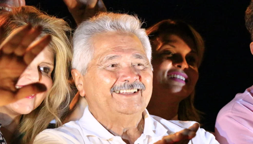 Elmano Férrer em carreata pelo bairro Parque Brasil 