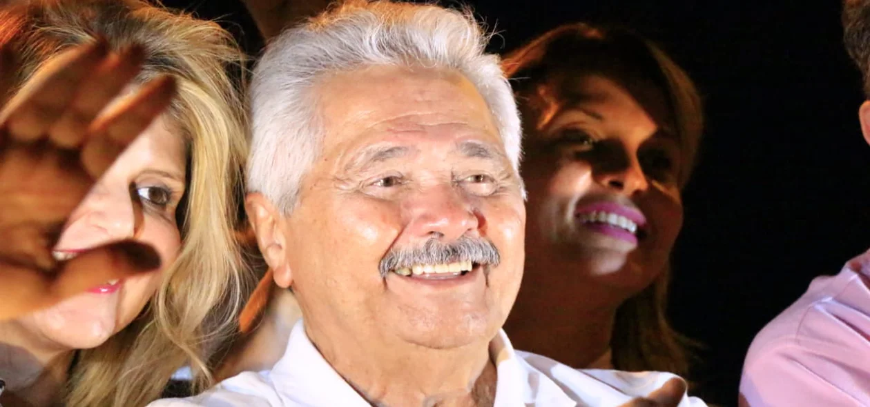 Elmano Férrer em carreata pelo bairro Parque Brasil 