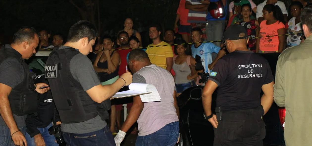 Populares acompanham o trabalho da polícia
