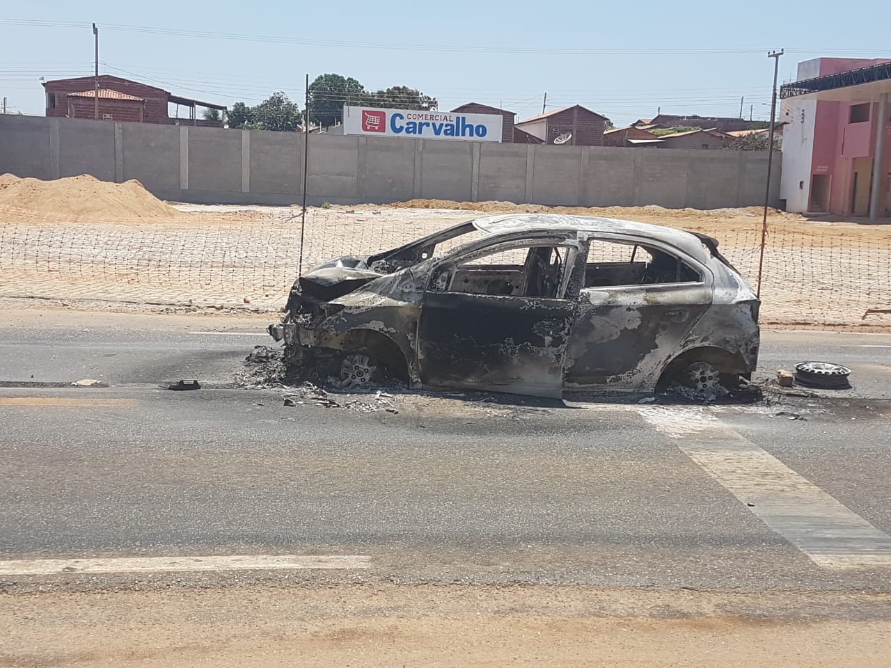 Veículo pega fogo após acidente na BR 407 em Paulistana