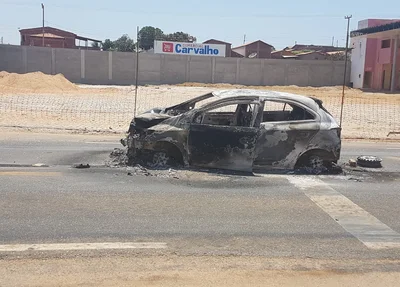 Veículo pega fogo após acidente na BR 407 em Paulistana