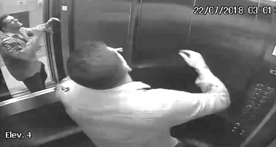 Câmera flagrou momento em que professor, em desespero, sobe com o corpo no elevador