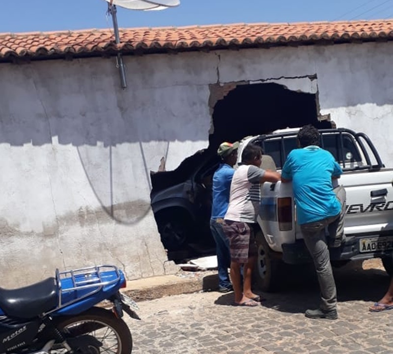 Carro destruiu muro 