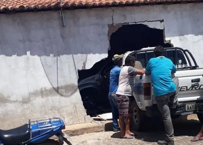 Carro destruiu muro 