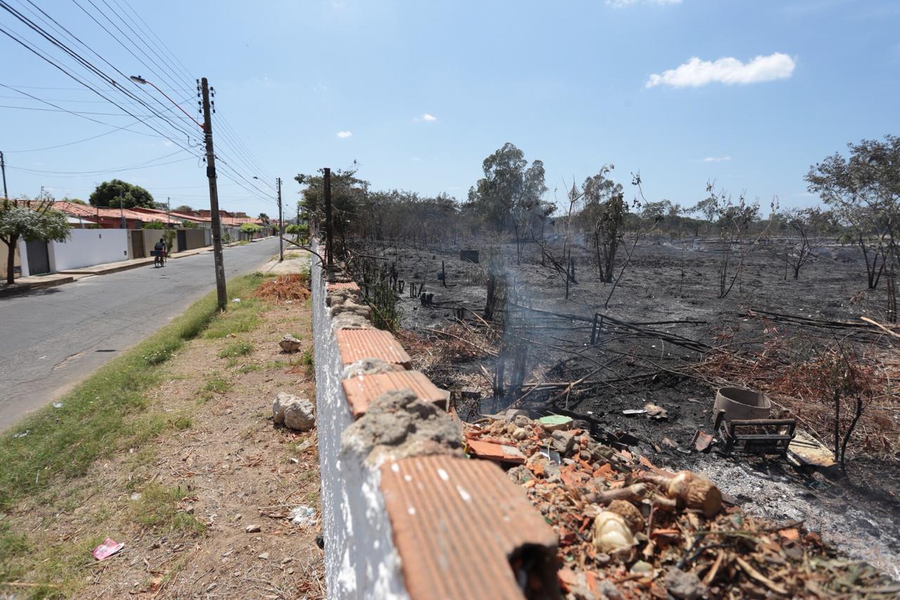 Terreno atingido pelo incêndio na noite de quarta-feira