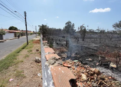 Terreno atingido pelo incêndio na noite de quarta-feira