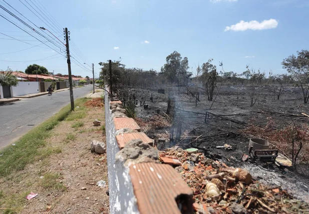 Terreno atingido pelo incêndio na noite de quarta-feira