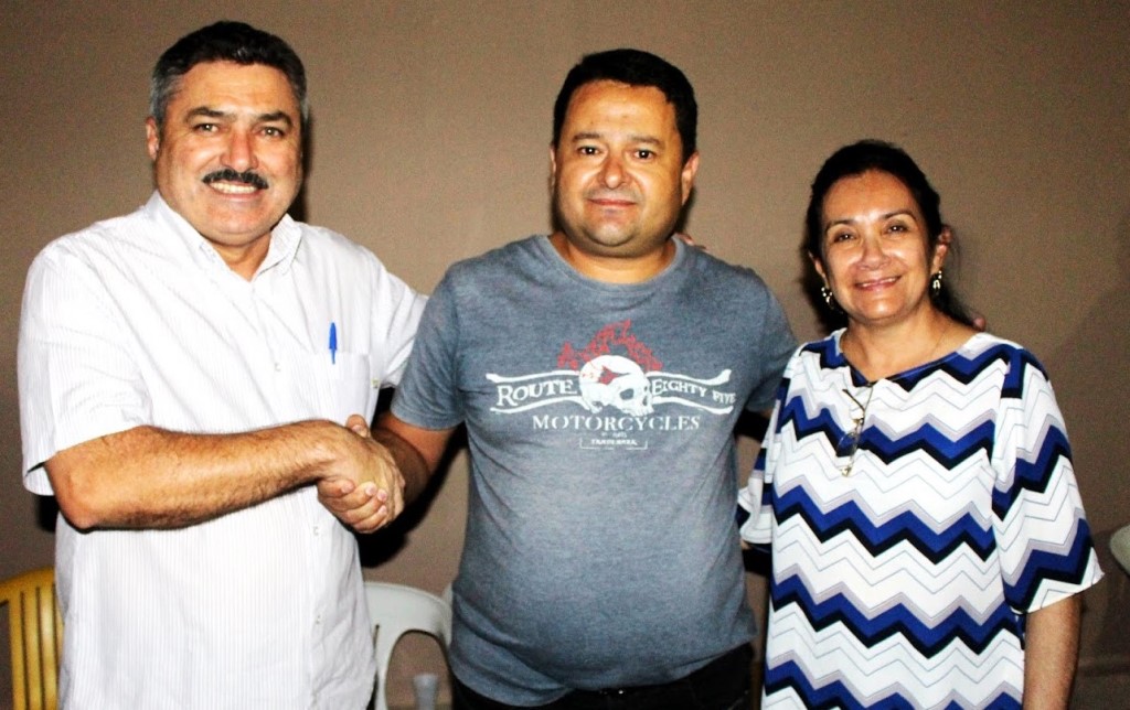 Prefeito cumprimenta vereador adesista