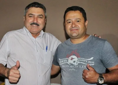 Prefeito Zé Ulisses, à esquerda, recebe adesão de vereador