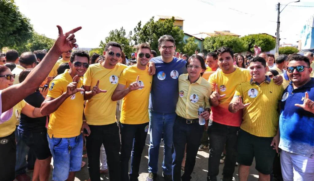 Luciano Nunes ao lado do prefeito e de simpatizantes de sua candidatura