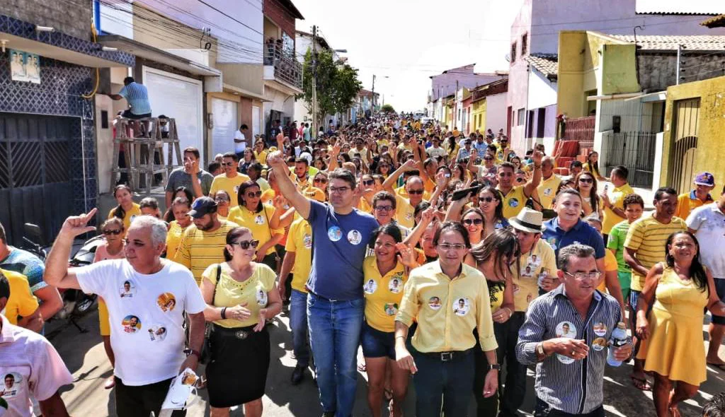 Luciano Nunes participa de caminhada ao lado do prefeito
