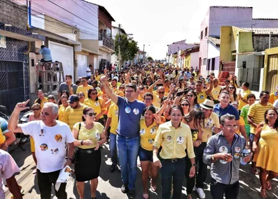 Luciano Nunes participa de caminhada ao lado do prefeito