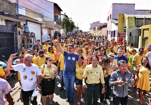Luciano Nunes participa de caminhada ao lado do prefeito