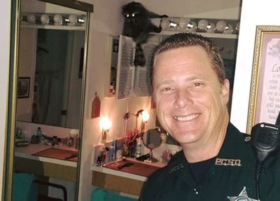 Policial tira selfie inusitada com guaxinim nos Estados Unidos