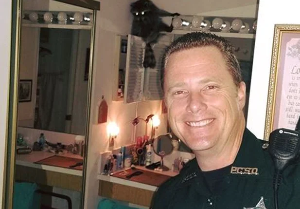 Policial tira selfie inusitada com guaxinim nos Estados Unidos