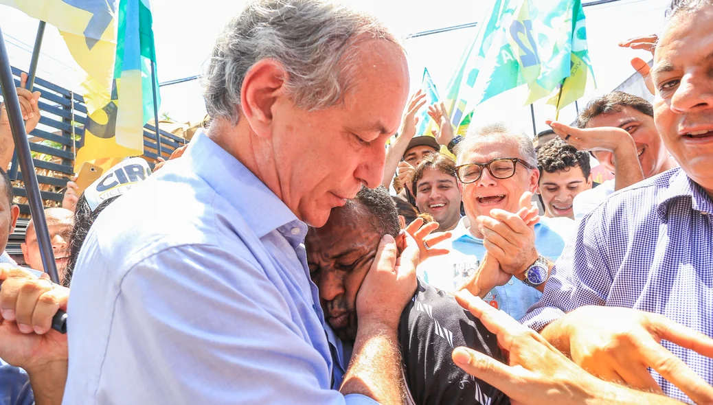 Ciro Gomes abraçando eleitores 