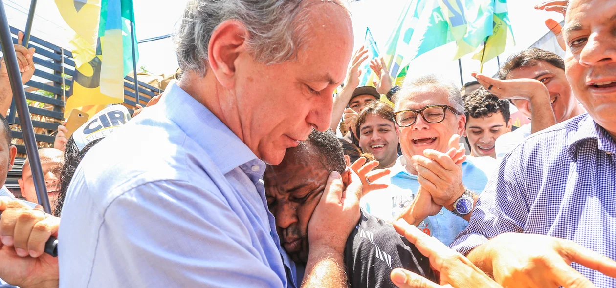 Ciro Gomes abraçando eleitores 